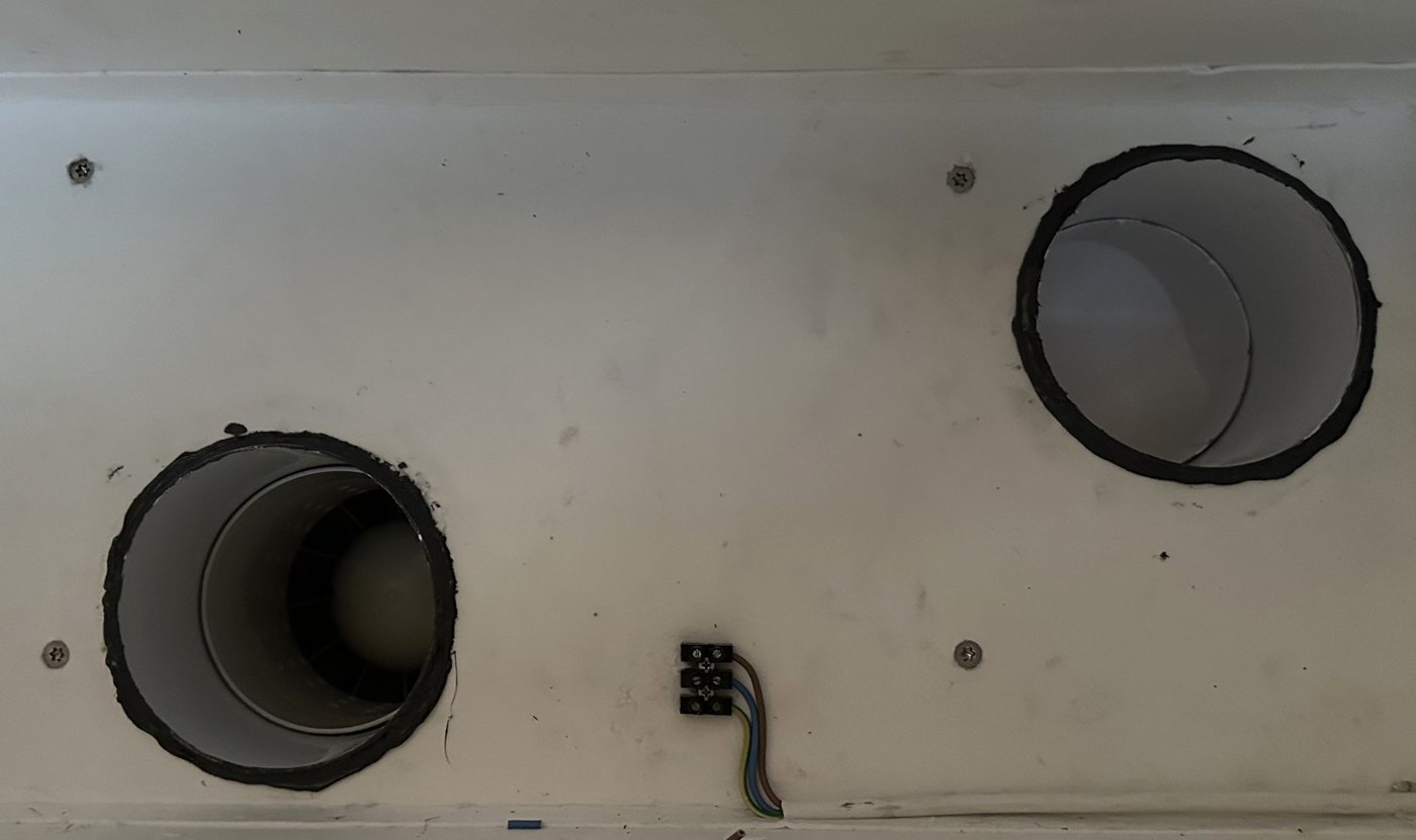 Gebauter Lüftungskasten mit zwei Kanalanschlüssen