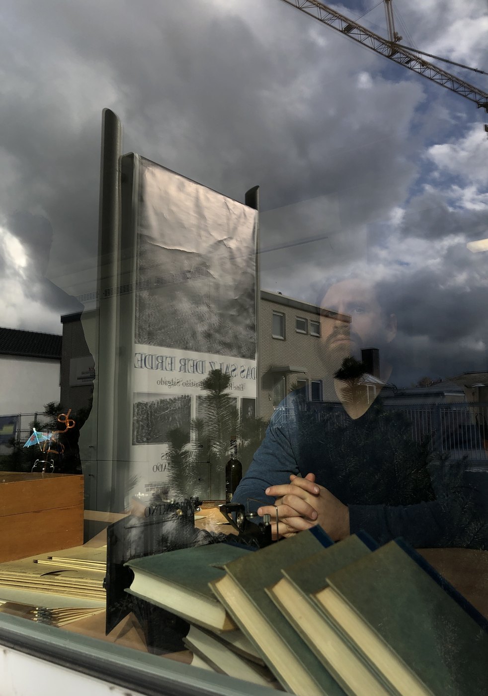 Artur Klassen hinter Glas in der stillgelegten Westfalen-Blatt-Druckerei