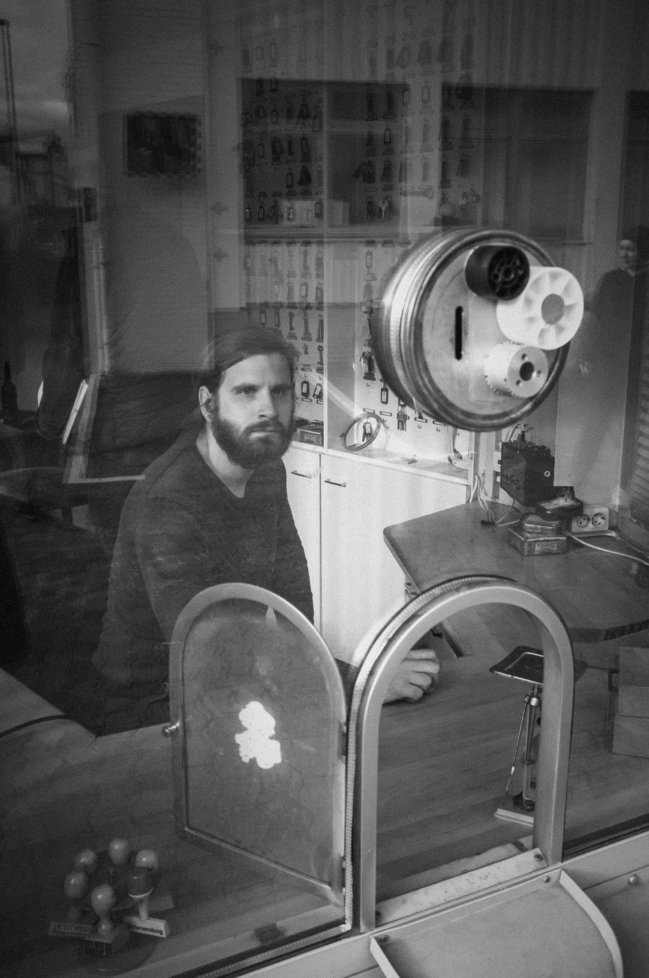 Artur Klassen — Regisseur, hinter dem Schaufenster einer alten Projektorenwerkstatt