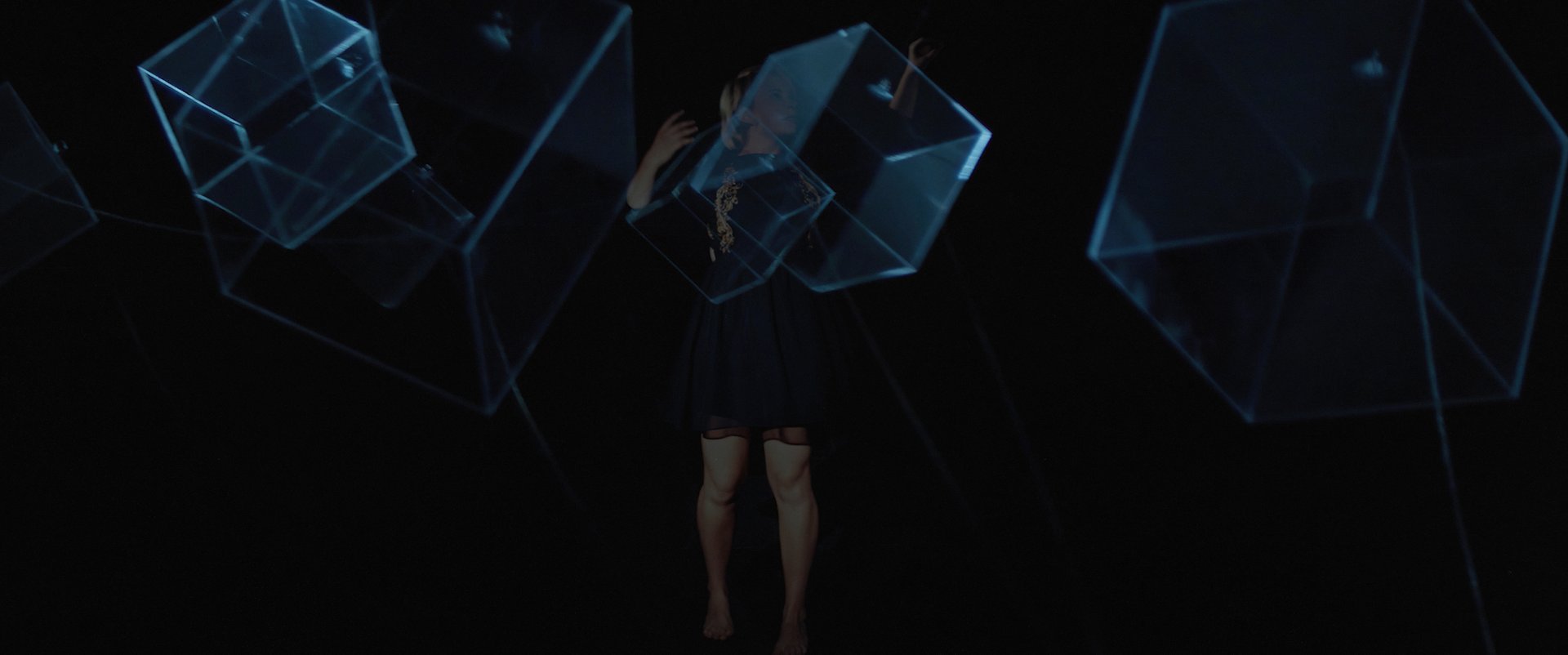 Liminal Space — die Tänzerin zwischen den leuchtenden Kuben